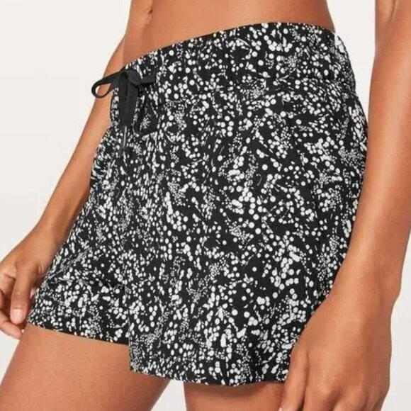 Lululemon On The Fly Short 2.5" Chirasu Black Size 8 - Picture 1 of 8